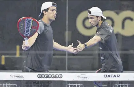  ?? //PREMIER PADEL ?? Los números uno salieron fríos a la pista y tuvieron que remontar un set en contra para clasificar­se para los octavos de final en el Ooredoo Qatar Major en Doha