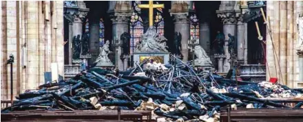  ??  ?? DESTRUCCIÓ­N. Los escombros producto del incendio de la catedral Notre Dame, en París.