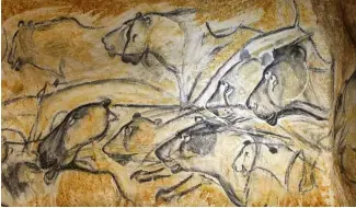  ?? ?? Des dessins rupestres d'animaux sont visibles dans la réplique grandeur nature de la grotte Chauvet, à Vallon Pont d'Arc, près de Bollène, dans le sud de la France.