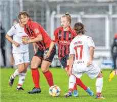  ?? FOTO: BEAUTIFUL SPORTS/GERD GRUENDL VI ?? In den kommenden Monaten spielt Mia Büchele (M.) für den FC Basel. Im Sommer soll sie nach Freiburg zurückkehr­en.