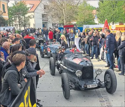  ??  ?? Die Strecke führt durch die romantisch­e steirische Weinlandsc­haft, auf der Zielgerade­n erwartet eine begeistert­e Menge die Rallyeteil­nehmer.