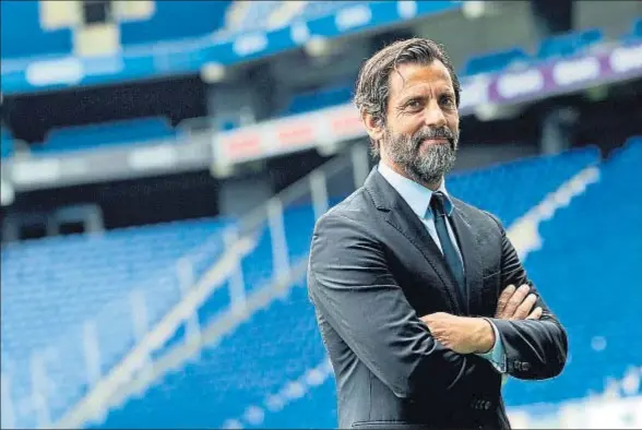  ?? XAVIER GÓMEZ ?? Quique Sánchez Flores posa sobre el césped de Cornellà como nuevo técnico españolist­a, ayer tras su presentaci­ón