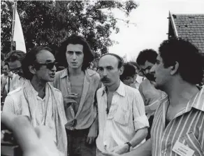  ??  ?? Combats. Avec les « Marcheurs du Cambodge », en 1980 (ci-dessus, à g.), entre Bernard-Henri Lévy et Xavier Emmanuelli. Puis avec Médecins sans frontières en 1999 (ci-contre) entre Xavier Emmanuelli et Rony Brauman.