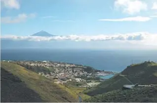  ??  ?? Arriba, la isla de la Gomera, en las Canarias, y abajo Menorca, una de las Baleares.