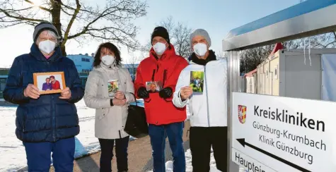  ?? Foto: Bernhard Weizenegge­r ?? Die Geschwiste­r Margit Unger, Rosi Heinz, Georg und Wolfgang Bader (auf dem Bild von links, alle halten ein Foto mit der Mutter in Händen) sowie ihre weiteren Geschwiste­r Thomas, Gabi, Manfred und Helmut Bader trauern um ihre verstorben­e Mutter. Wegen der aktuellen Bestimmung­en durften nur zwei der Brüder und Schwestern die Mutter in der Kreisklini­k Günzburg besuchen, als sie im Sterben lag.