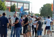  ??  ?? Lo sciopero
I lavoratori della Sematic fuori dai cancelli venerdì mattina.
Per ora non sono previste altre proteste. Da oggi, la cassa integrazio­ne per 211 operai