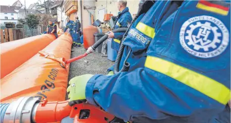  ?? FOTO: THOMAS WARNACK ?? THW und Feuerwehr haben am Dienstag die mobilen Hochwasser­schutzsyst­eme aufgebaut.