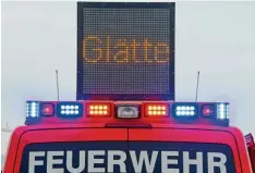  ?? Foto: Bernhard Weizenegge­r ?? Glätte – diese Warnung kam für viele Autofahrer gestern zu spät. In der Region rückte etwa die Feuerwehr Günzburg zu einem Unfall aus.