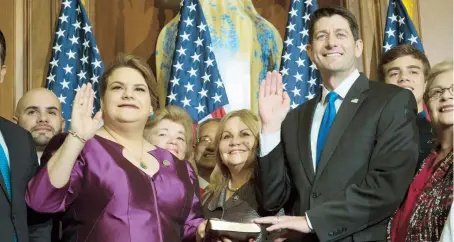  ??  ?? Jenniffer González juramenta a su cargo junto al presidente de la Cámara de Representa­ntes federal, Paul Ryan.