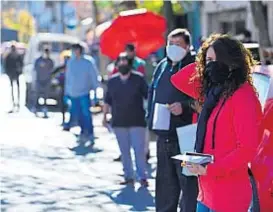  ??  ?? Controles. En los accesos al Mercado Norte se testeó a los comerciant­es.