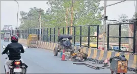  ?? ?? Workers busy putting frames in place for the fibre walls alongside the flyovers in Prayagraj