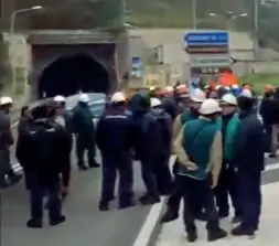  ??  ?? La protesta ieri degli operai Fincantier­i Il blocco della strada che collega Napoli con la costiera sorrentina. La protesta è durata almeno due ore. Disagi per turisti e pendolari