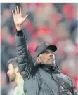  ?? FOTO: FRANCA/AP/DPA ?? Trainer Jürgen Klopp winkt den Liverpoole­r Anhängern.