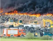  ??  ?? Les autorités espagnoles ont affirmé que l’incendie serait éteint d’ici trois jours.