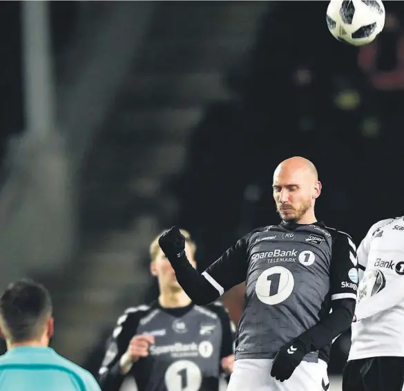  ??  ?? PÅ HØYDE: Jone Samuelsen og Odd var på høyde med Rosenborg i mye på Lerkendal, bortsett fra foran de to målene. Baklengsmå­lene ble igjen for enkle, og for mange målsjanser ble misbrukt.