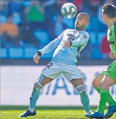  ??  ?? Rafinha controla el balón con el pecho en el partido contra el Leganés del pasado fin de semana.