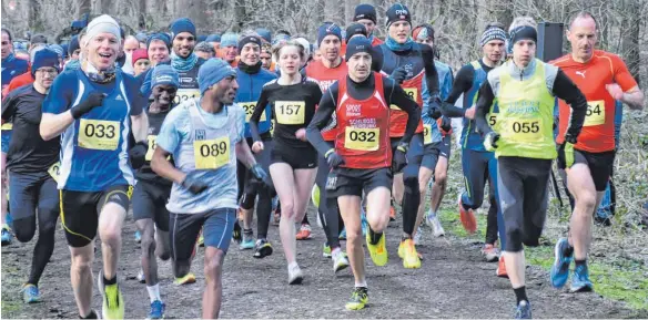  ?? FOTOS: KLAUS EICHLER ?? Am Anfang des Finales bei der Crosslaufs­erie in Vogt bleibt das Teilnehmer­feld noch zusammen.