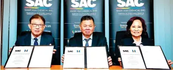 ?? ?? (From left) Mercury Securities managing director Chew Sing Guan, Goh and Smart Asia non-independen­t executive director Kee Hui Lang during the underwriti­ng agreement.