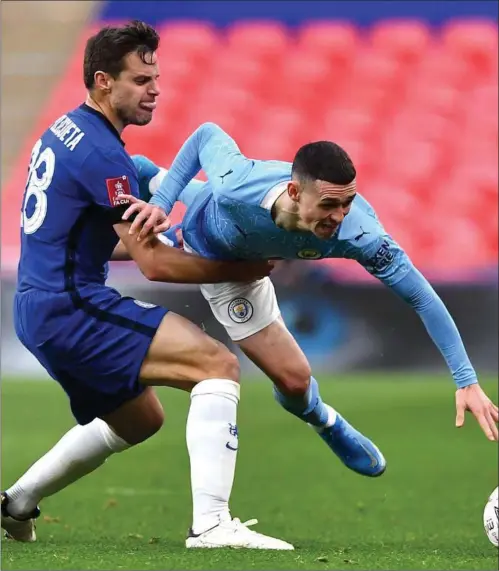  ?? FOTO: BEN STANSALL/RITZAU SCANPIX ?? Chelseas Cesar Azpilicuet­a og Manchester Citys Phil Foden kaemper om bolden. Begge spilleres klubber er med i den nye aftale med UEFA. Og så mødes de i Champions League-finalen.