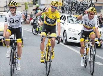  ?? FOTO: DPA ?? Prost – Christophe­r Froome (Mi.) mit seinen Teamkolleg­en Mikel Nieve (li.) und Sergio Henao.