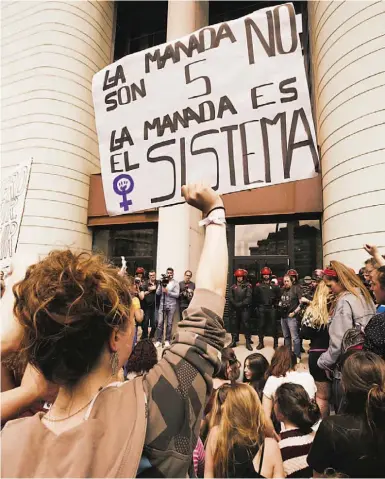  ??  ?? Milhares voltam a sair à rua›
Após os protestos de quinta-feira, milhares de espanhóis voltaram ontem a sair à rua em várias cidades para protestar contra a sentença da Manada. Frente ao Palácio da Justiça de Pamplona, os manifestan­tes mostraram...