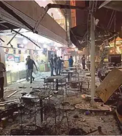 ??  ?? GAMBAR dari rakaman video menunjukka­n keadaan di kedai ais krim popular selepas seorang pengebom berani mati meletupkan kenderaann­ya. - Daily Mail