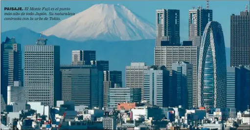  ??  ?? PAISAJE. El Monte Fuji es el punto más alto de todo Japón. Su naturaleza contrasta con la urbe de Tokio.