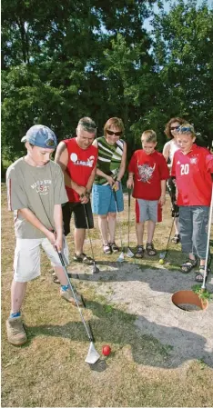  ?? Symbolfoto: Friso Gentsch, dpa ?? Gemeinsam macht es am meisten Spaß: Eltern sollten daher so oft wie möglich zusammen mit ihren Kindern sportlich aktiv werden.