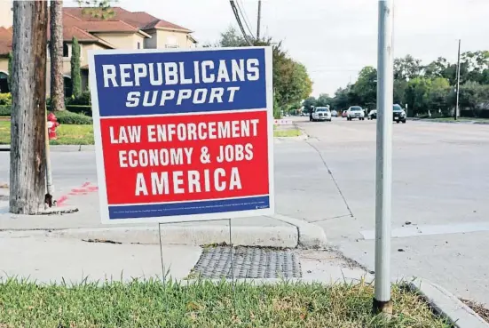  ?? Hvherv hrdh/vEvP / AFP ?? Cartell de campanya republicà a Houston en al·lusió a la seguretat i l’economia, temes que els demòcrates han descuidat