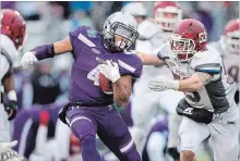  ?? GEOFF ROBINS THE CANADIAN PRESS ?? Western Mustangs running back Trey Humes runs the ball during their 63-14 Yates Cup win over the Guelph Gryphons in London, Ont.