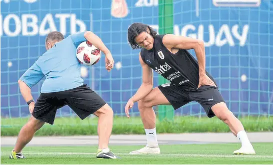  ?? Martin bernet / afp ?? Cavani se ejercita: el goleador se recupera de un edema en los gemelos izquierdos y tiene en vilo a uruguayos y franceses