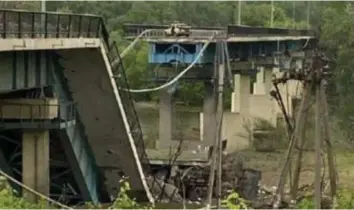  ?? FOTO REUTERS ?? De laatste brug die Severodone­tsk met de buitenwere­ld verbond, is vernietigd.