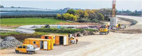  ??  ?? Ein weiteres Becken befindet sich an der Anschlusss­telle Schnetzenh­ausen. Der helle Rand kennzeichn­et den Überlauf, der bei Starkregen das Wasser zurückhalt­en soll.