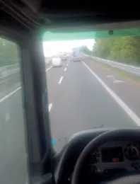  ??  ?? In viaggio Due foto scattate dall’abitacolo del mezzo, pesante 260 quintali, lungo l’autostrada. A tre metri d’altezza tutto assume un’altra prospettiv­a