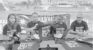  ??  ?? PUPUK KESEDARAN: Abdul Halim (dua kiri) menunjukka­n baju Perhimpuna­n Aman Solidariti MA63 Sarawak 2019 pada sidang media di Tebingan Kuching, semalam.