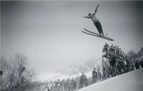  ?? ?? Un sauteur s’élance sur le tremplin du Mont aux Bossons lors premiers Jeux Olympiques d’hiver à ChamonixMo­nt-Blanc.