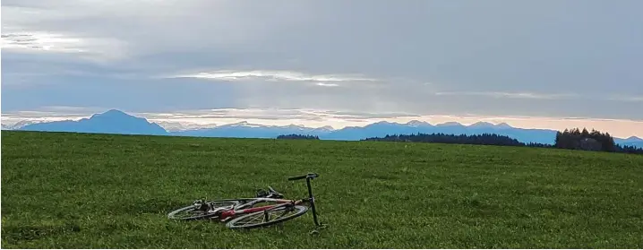  ?? Fotos: Peter Bauer ?? Das Rad liegen lassen und dann einfach „hineinsink­en“in diese Szenerie und diesen Horizont: Rast auf der „Hohen Schulter“, 941 Meter.