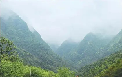  ?? LI CHI / FOR CHINA DAILY ?? Below: A view of the mountains in Tingxi township of Jingxian, Anhui province.