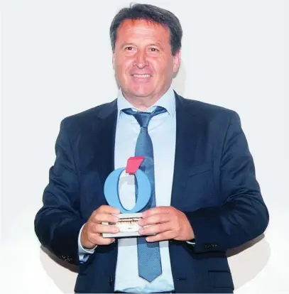  ?? ?? Juan Ferri Soler, director general de Joumma Bags, posa con el premio LA RAZÓN