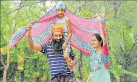  ?? BHARAT BHUSHAN/HT ?? A family enjoying the rain at Baradari Garden in Patiala on Thursday.