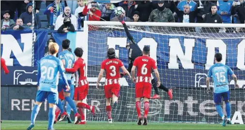  ??  ?? PARADÓN. Oblak saca una mano en el remate de falta de Rosales. El cancerbero evitó el empate del Málaga.