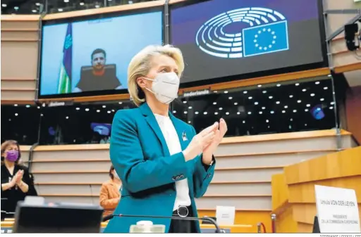  ?? STEPHANIE LECOCQ / EFE ?? La presidenta de la CE, Ursula von der Leyen, aplaude ayer la intervenci­ón por vídeo en la Eurocámara del presidente de Ucrania, Volodimir Zelenski.