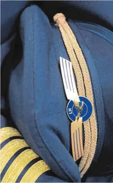  ?? FOTO: DPA ?? Seit über einem Jahr haben die Piloten der Lufthansa nicht mehr gestreikt. Da der grundlegen­de Konflikt um die Sicherheit der Arbeitsplä­tze weiter schwelt, eskaliert der Arbeitskam­pf erneut.