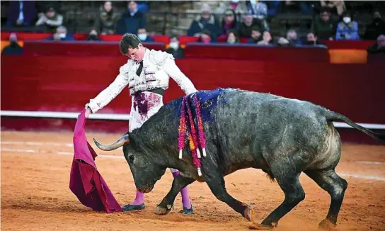  ?? MATEO ?? El sevillano Daniel Luque durante un derechazo con un victorino