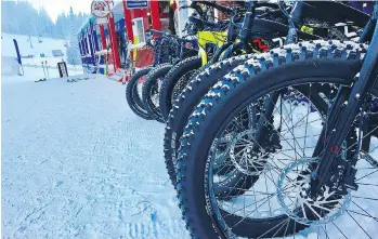  ?? PHOTOS: GORD SCOTT ?? Fat bikes await rental customers in Silver Star Village.