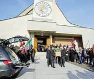  ?? Gobbo) ?? Folla
Molti dei presenti ai funerali di Liviano Tomasi ieri hanno dovuto ascoltare le parole del parroco dal piazzale della chiesa
(