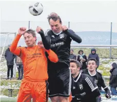  ?? FOTO: AFI ?? Essingen (schwarz) gegen Bargau standen im (Luft-)Duell.