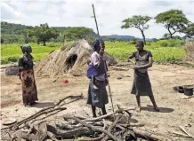  ?? TSVANGIRAY­I MUKWAZHI/ASSOCIATED PRESS ?? Many Zimbabwean­s lack titles to their farmlands. A family in Mazowe, Zimbabwe.