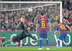  ??  ?? NEGADO. Messi lanza al larguero el penalti de 2012 ante Cech.