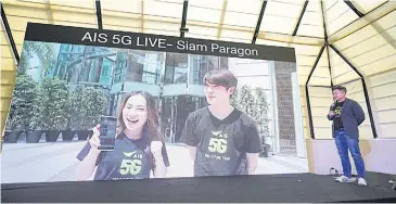  ??  ?? Consumers gain first-hand experience of the AIS 5G Live network at Siam Paragon.